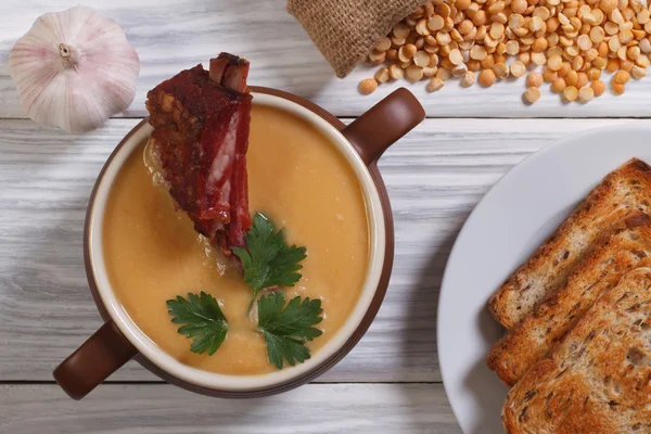 Гороховый суп с копченым мясом и ингредиентами. вид сверху — стоковое фото