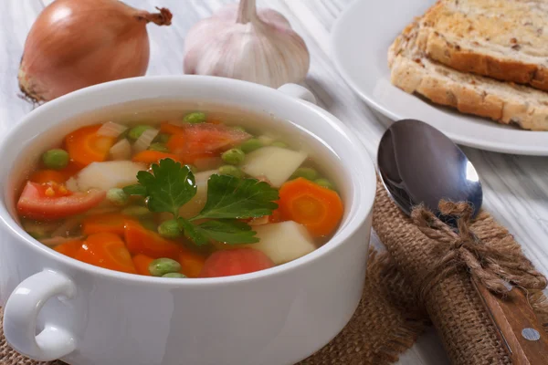 Sup sayuran dengan roti panggang. close-up — Stok Foto