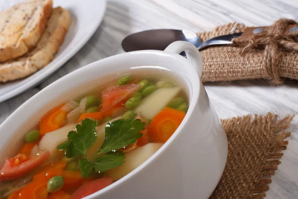 Sup sayuran dengan kacang polong hijau di atas meja kayu — Stok Foto