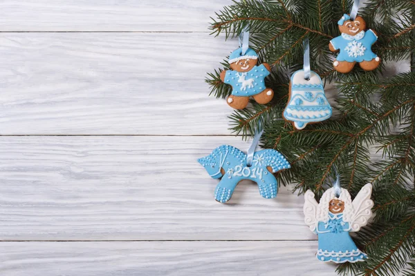 Peperkoek cookies op kerstboom. horizontale — Stockfoto