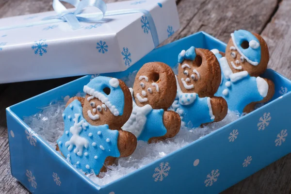 Funny gingerbread men in blue gift box — Stock Photo, Image