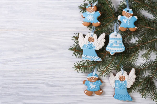 Différents biscuits au pain d'épice festifs sur un arbre de Noël — Photo