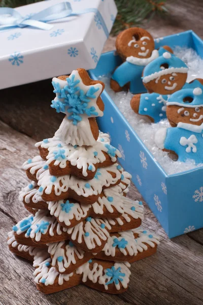 Gingerbread Christmas tree and gingerbread men in the box — Stock Photo, Image