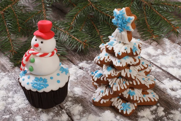 Muffin as a snowman and Christmas Tree Cookies — Stock Photo, Image