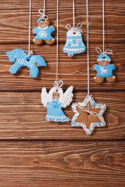 Christmas gingerbread hanging on the ropes. vertical — Stock Photo, Image