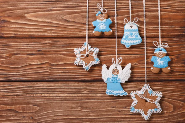 Christmas gingerbread cookies hanging on a wooden boards — Stock Photo, Image