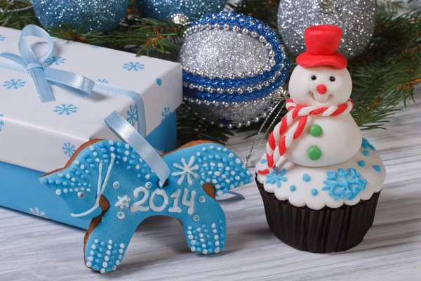 Décor de Noël : muffin bonhomme de neige et cheval en pain d'épice — Photo