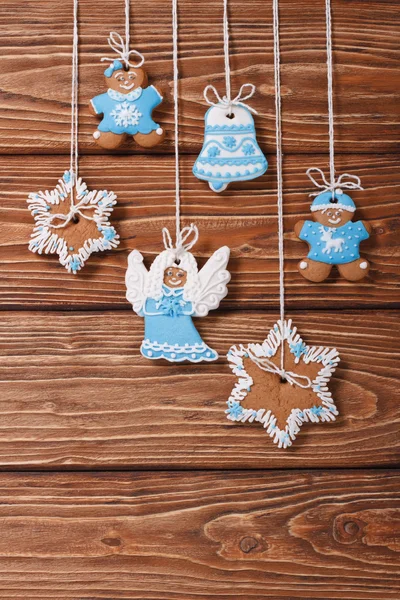 Christmas gingerbread cookies hanging on a wooden. vertical — Stock Photo, Image