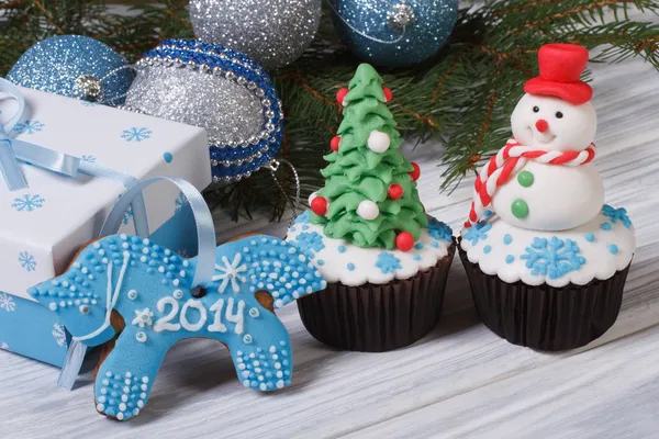 Gâteau et symbole de Noël 2014 cheval bleu — Photo