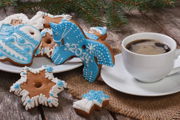 Coffee and Christmas gingerbread. Symbol of 2014 - Blue Horse — Stock Photo, Image