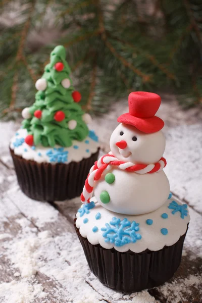 Cupcake christmas snowman op de achtergrond van dennen — Stockfoto