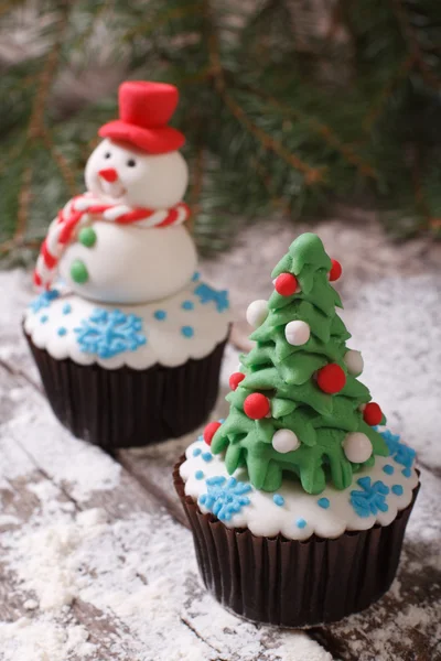 Cupcake árvore de Natal no fundo com boneco de neve — Fotografia de Stock