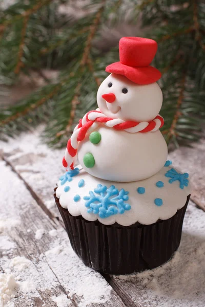 Cupcake Christmas snowman on snow. vertical — Stock Photo, Image