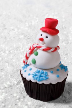 cupcake Noel beyaz kar kardan adam. dikey