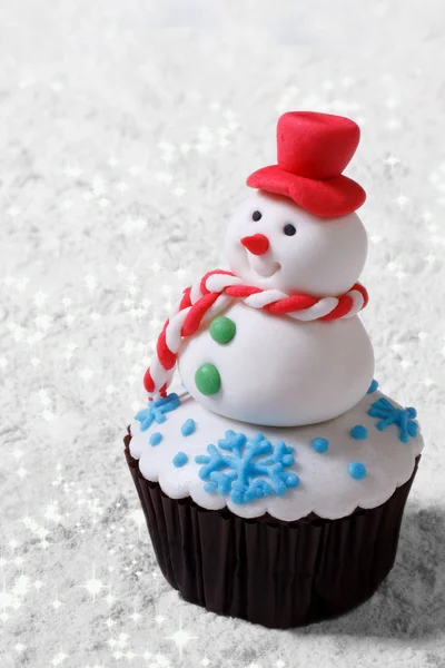 Cupcake Christmas snowman on white snow. vertical — Stock Photo, Image