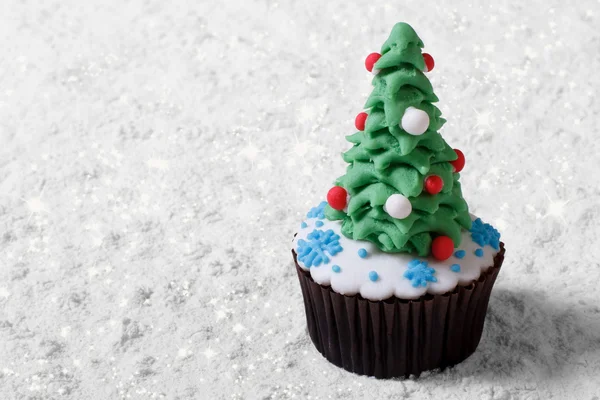 Cupcake sapin de Noël sur neige blanche. Joyeux Noël — Photo