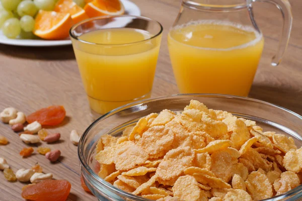 Cornflakes with fruits, nuts and orange juice. close-up — Stock Photo, Image