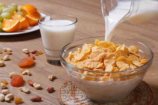 Milk being shed on corn flakes — Stock Photo, Image