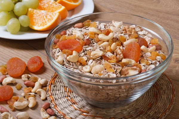 Зерно з родзинками, горіхами та сушеними абрикосами та свіжими фруктами — стокове фото