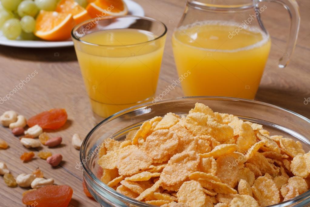 Cornflakes with fruits, nuts and orange juice. closeup — Stock Photo