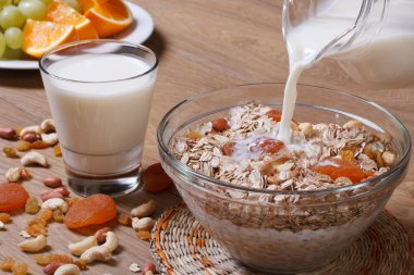 jet kuru meyveler ile tahıl üzerine dökülen süt