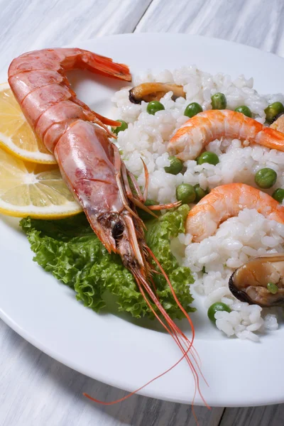 Risotto with shrimp and mussels and vegetables — Stock Photo, Image