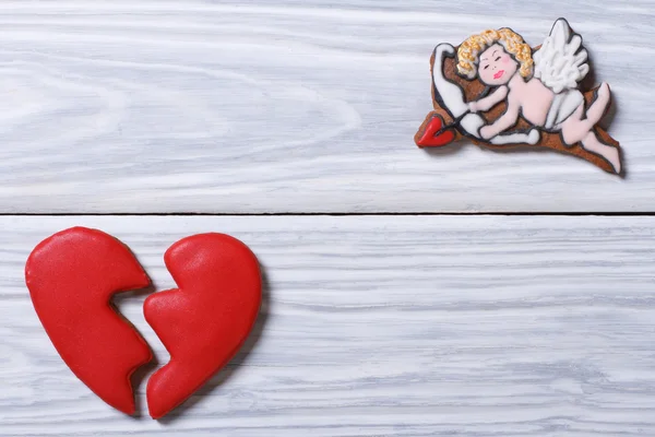 Cupid and a broken heart. Frame of cookies on Valentine's Day — Stock Photo, Image