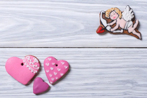 Amor und rosa Herzen. Rahmen von Plätzchen am Valentinstag — Stockfoto