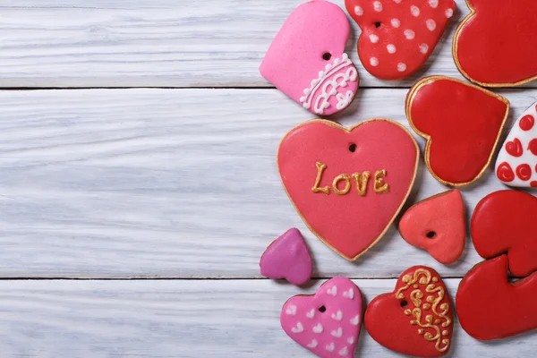 Muchos corazones diferentes galletas de San Valentín en una hermosa madera — Foto de Stock