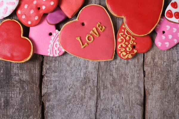 古い木製のテーブル上の多くの異なる心バレンタイン クッキー — ストック写真