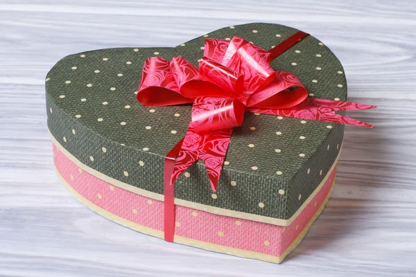 Pink box with green cover in the form of heart with a bow — Stock Photo, Image