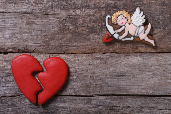 Marco para el Día de San Valentín. Galletas Cupido y un corazón roto —  Fotos de Stock