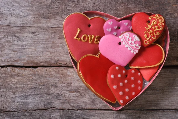 Много разных пряничных сердец в подарочной коробке на День Святого Валентина — стоковое фото