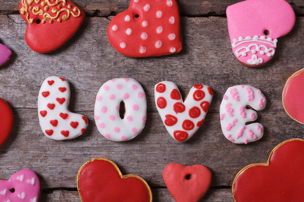 Любовь и сердце. Красивые торты на деревянном столе
