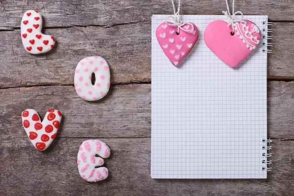 Amor de inscripción y dos corazones rosados de galletas —  Fotos de Stock