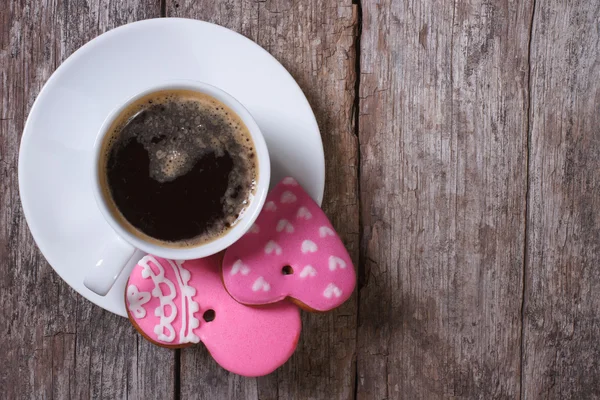 Чорна кава і рожеве серце печиво на столі — стокове фото