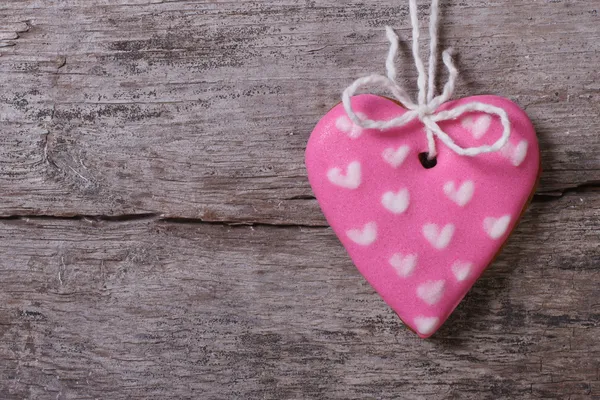 Galletas dulces de corazón rosa en una madera —  Fotos de Stock