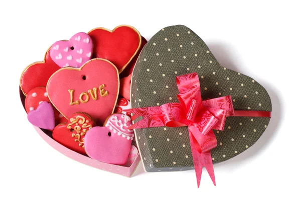 Cookies coloridos de coração doce em caixa festiva isolada no fundo branco. vista superior — Fotografia de Stock