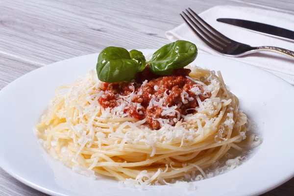 Bolonez soslu spagetti ve parmesan peyniri. — Stok fotoğraf
