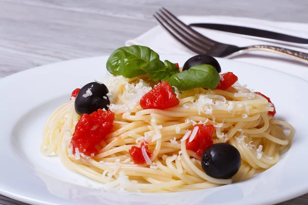 Паста спагетті з оливками, помідорами та пармезаном — стокове фото
