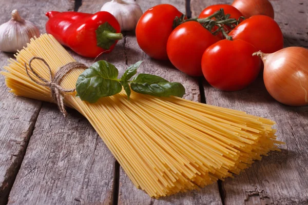 Spaghettis, tomates et basilic sur vieux gros plan de table — Photo