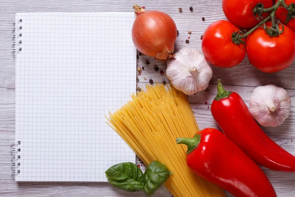 Spaghetti en ingrediënten voor het voorbereiden van de pasta op de tafel — Stockfoto