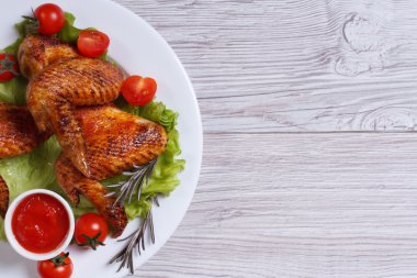 kızarmış tavuk kanatları ile sebze ve sos Üstten Görünüm