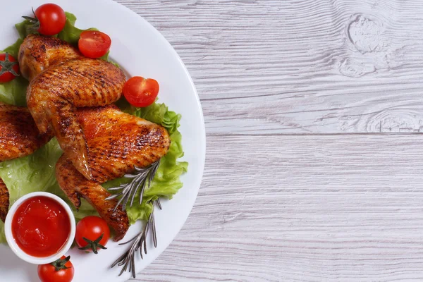 kızarmış tavuk kanatları ile sebze ve sos Üstten Görünüm