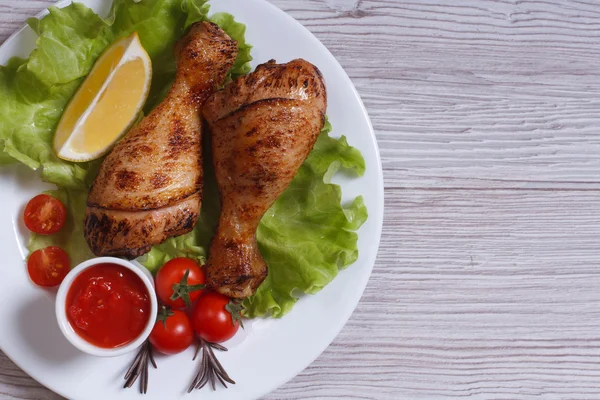 Muslo de pollo con lechuga, tomates y salsa de tomate vista superior — Foto de Stock