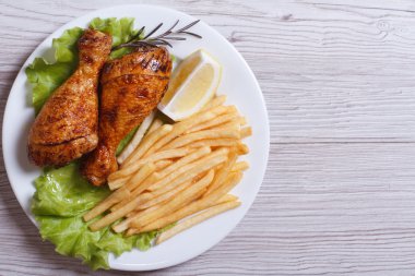 iki kızarmış tavuk drumsticks ile kızarmış patates. Üstten Görünüm
