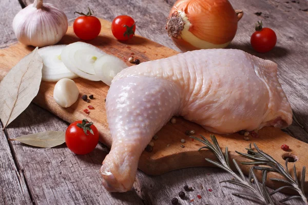 Raw chicken leg with vegetables for cooking — Stock Photo, Image