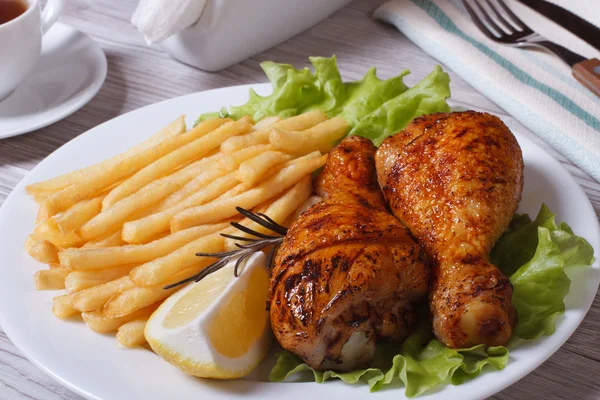 Pilons de poulet frit avec frites, romarin et citron — Photo