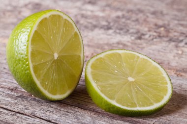 eski ahşap arka plan üzerinde Sulu kireç iki yarısı