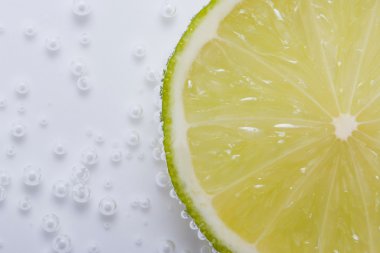 yarım limon su kabarcıkları ile